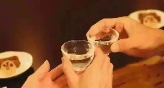 同事|中国酒桌文化的丑陋一幕，新员工不喝领导敬酒被打耳光