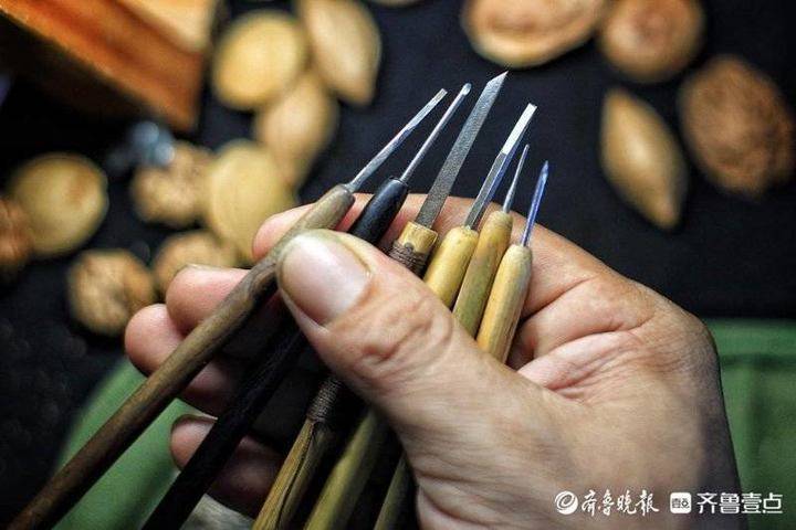 随着手法的熟练和经验的积累,张继新开始尝试雕刻人头像