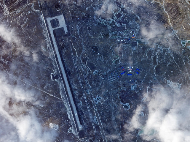 卫星图显示俄罗斯在北极延长跑道未来可起降战斗机和轰炸机