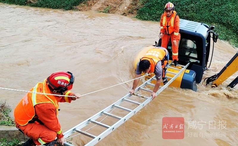 河道涨水司机被困消防员搭生命之桥救人