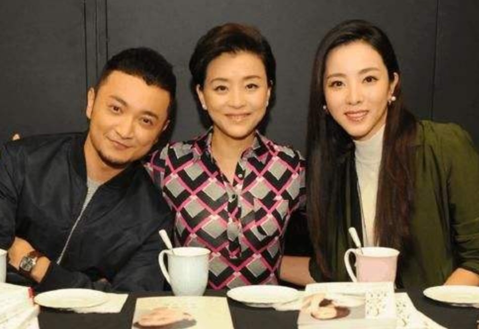 这个活力四射的新疆主持人.而当时李思思的搭档,就是尼格买提.