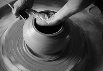 4,印坯:拉好的瓷坯只是一个雏形,还需要根据要做的形状选取不同的印模