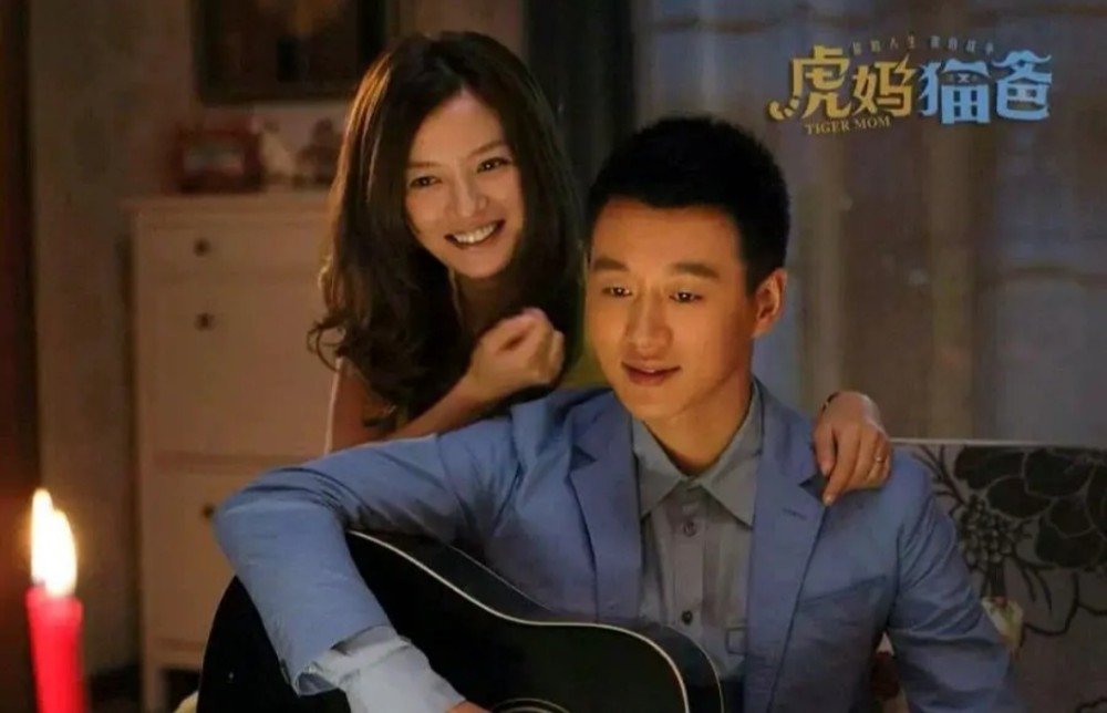 44岁赵薇低调现身机场,一头蓝发非常炫酷,将与秦昊合作?