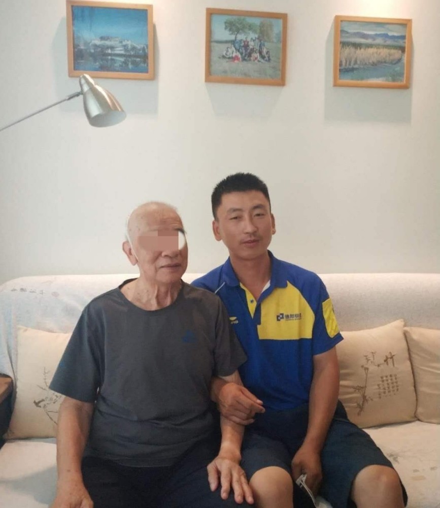 快递员|八旬老人摔倒在家，幸遇快递员上门送件出手相救