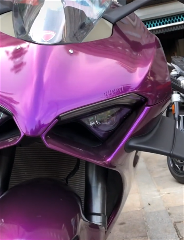 魅力紫杜卡迪v4上海首台加装定风翼上街拉风