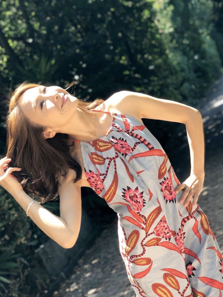 黎姿|49岁黎姿分享生活美照，穿露肩长裙优雅十足，豪门气质太浓郁