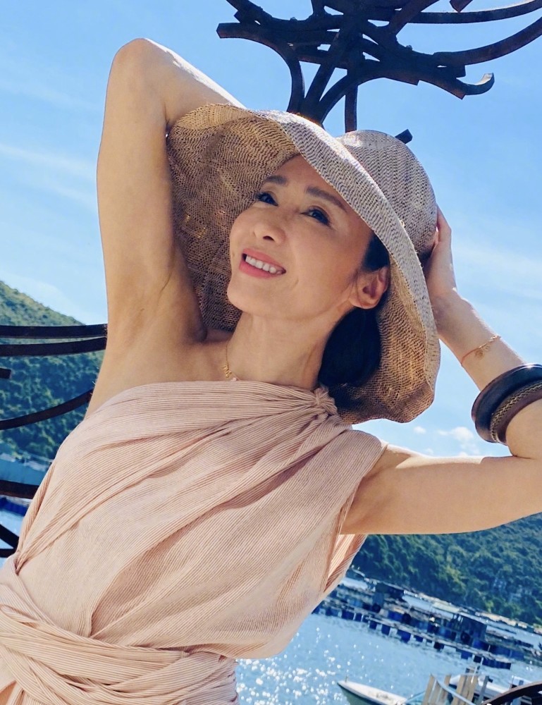 黎姿|49岁黎姿分享生活美照，穿露肩长裙优雅十足，豪门气质太浓郁