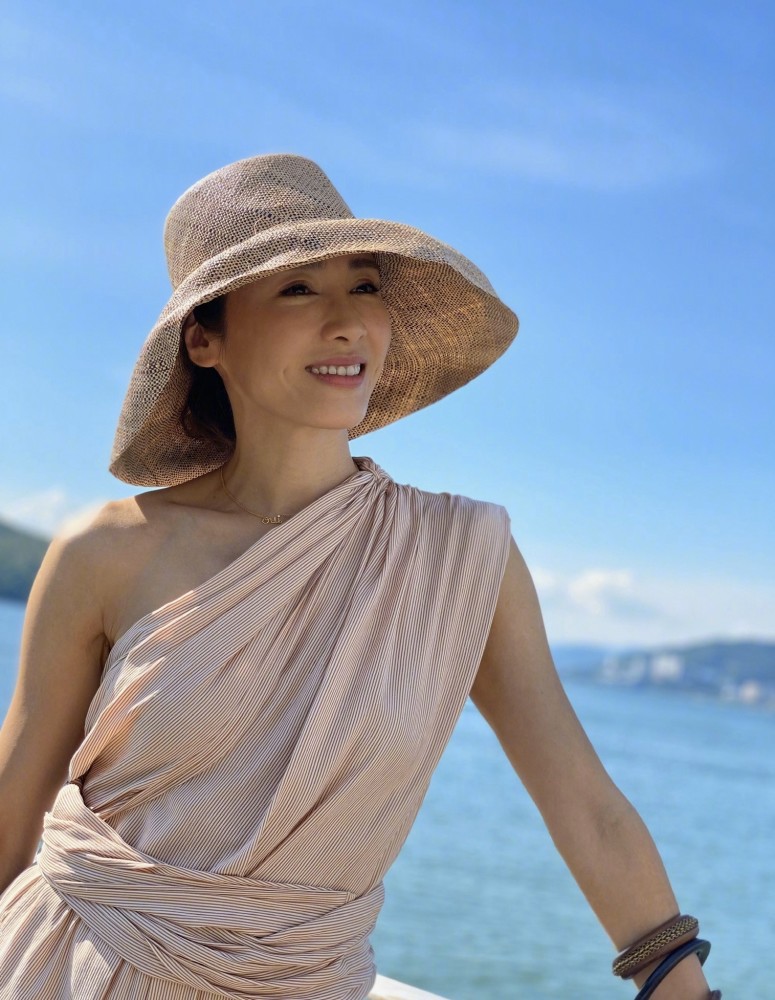 黎姿|49岁黎姿分享生活美照，穿露肩长裙优雅十足，豪门气质太浓郁