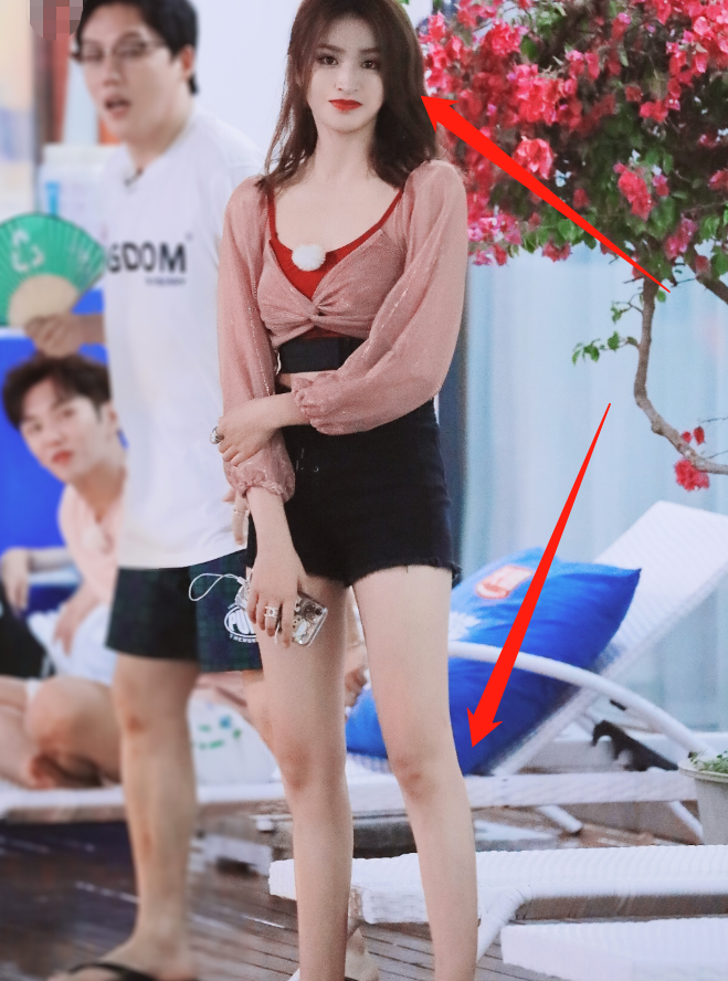 金子涵亮相《快乐大本营》,镜头抓拍她,这生图状态是认真的?