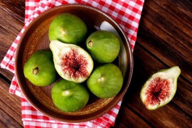 它是唯一没农药的水果 坚持每天都吃一点 晒黑的皮肤白回来 无花果 蜂蜜 糖渍