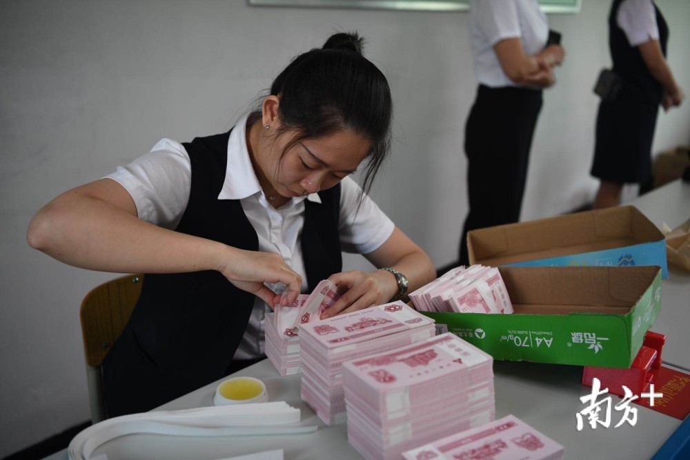 江门27家银行精英技能pk最牛柜员每秒点钞5张