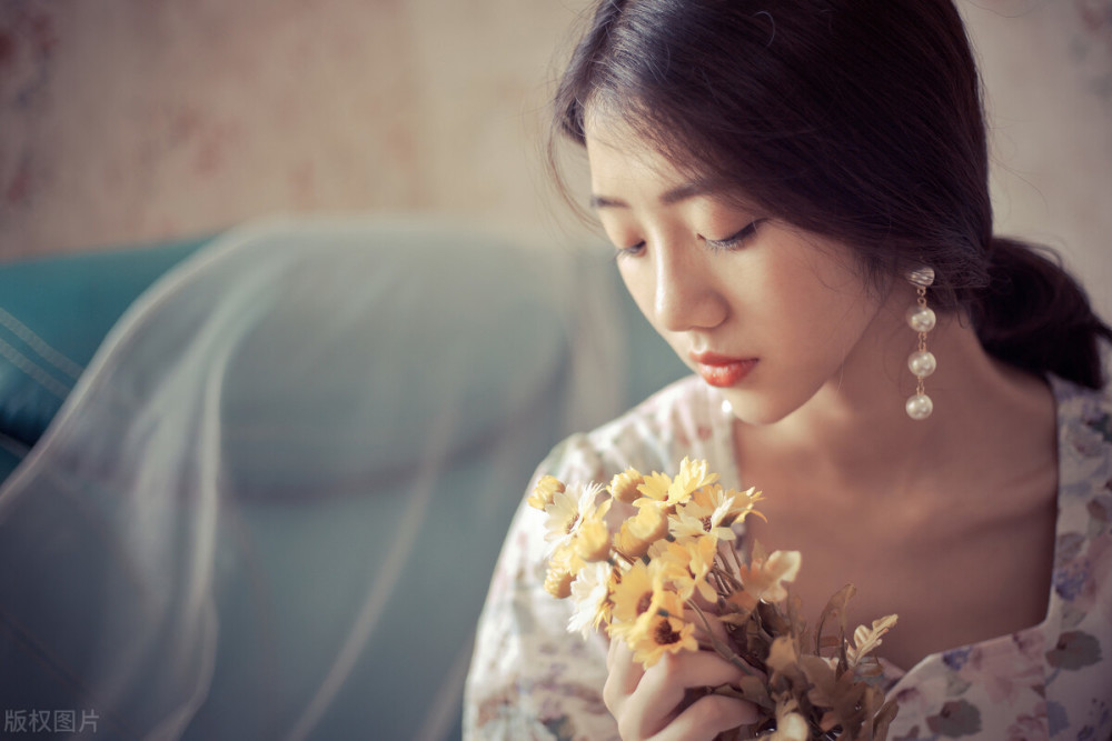 夜读|姑娘你有书不想读？那就看这首诗里古代女性求知的无奈现实吧？