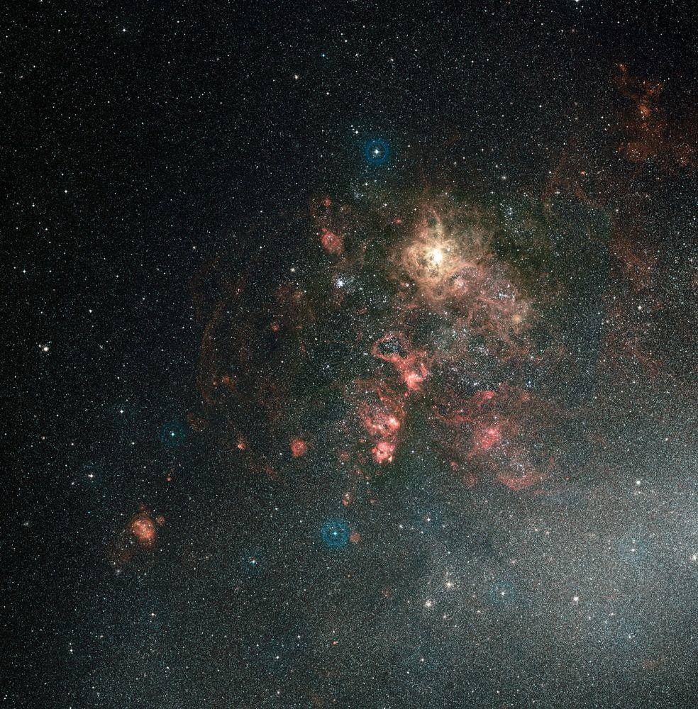 类星体|遥远的“类星体海啸”正在撕裂自己的星系
