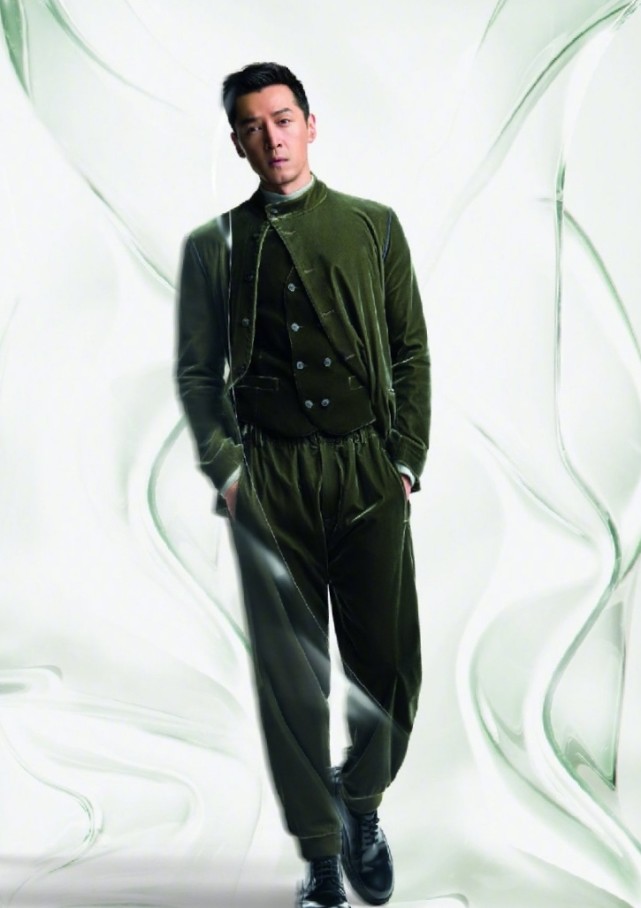 墨绿色给人复古高级的感觉,而墨绿色穿在胡歌的身上,也让他的造型看