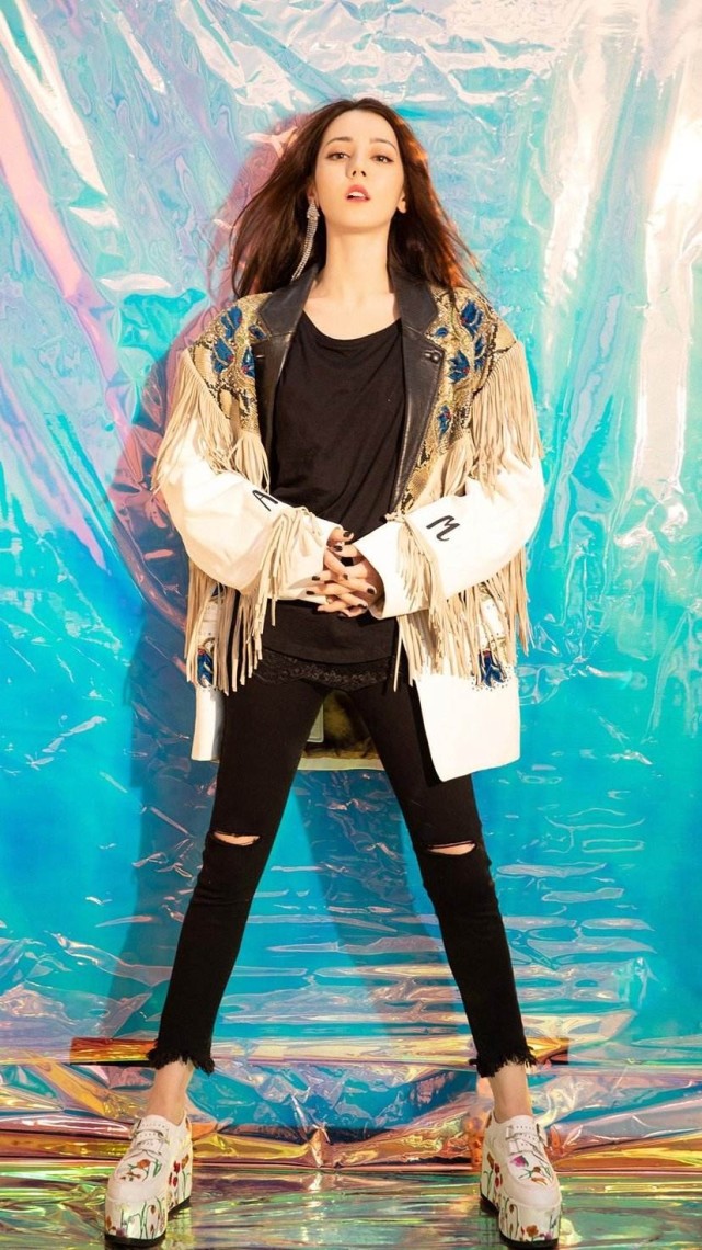 迪丽热巴真少女泡面头好青春淡紫色西装衬得肤白如雪