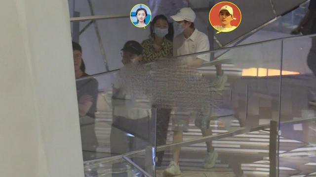 周冬雨|周冬雨绯闻男友被曝是玩咖，多次晒合照动作亲密还爱炫富
