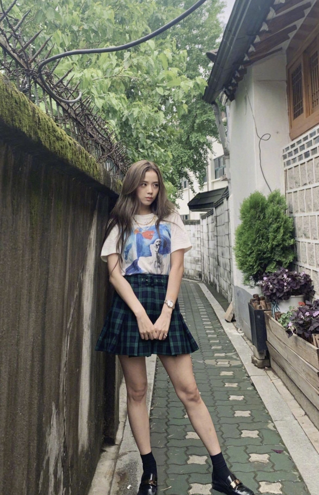 金智秀终于对jk裙下手配毒液袜穿秀出这腿怕是爱豆中最细的