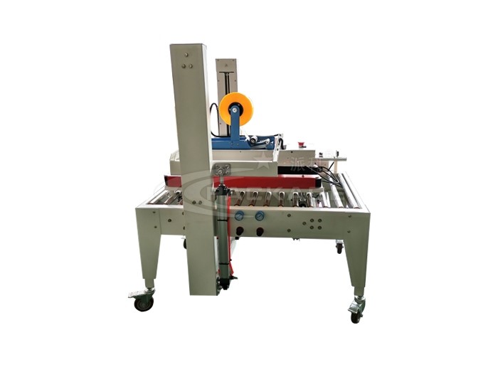 角边封箱机的毛刷就非常紧的贴合在纸箱上,这样就比较容易导致纸箱