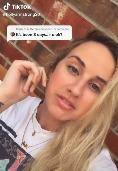 外国女生发现房子"闹鬼"震惊:衣柜顶有玩偶状物,将腿垂下两脚互踢