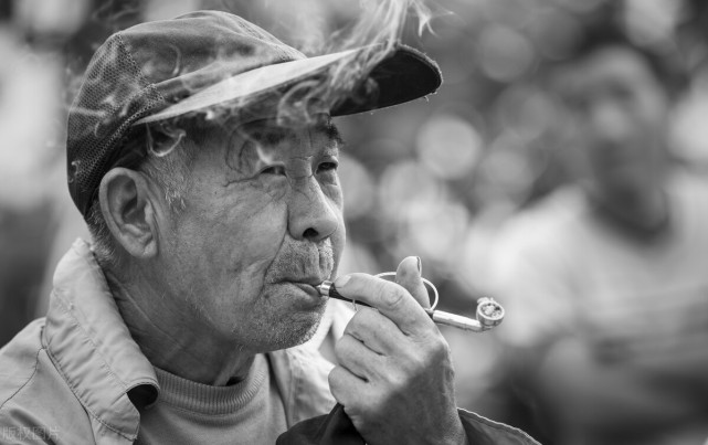 65岁大爷发热呕吐,被确诊为艾滋病,平时是广场舞"常客"