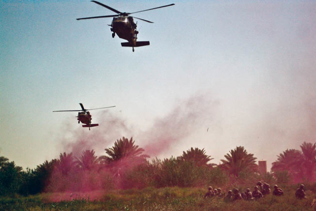 2009年在伊拉克的一次军事行动中,第1空中骑兵师的士兵正在撤退点