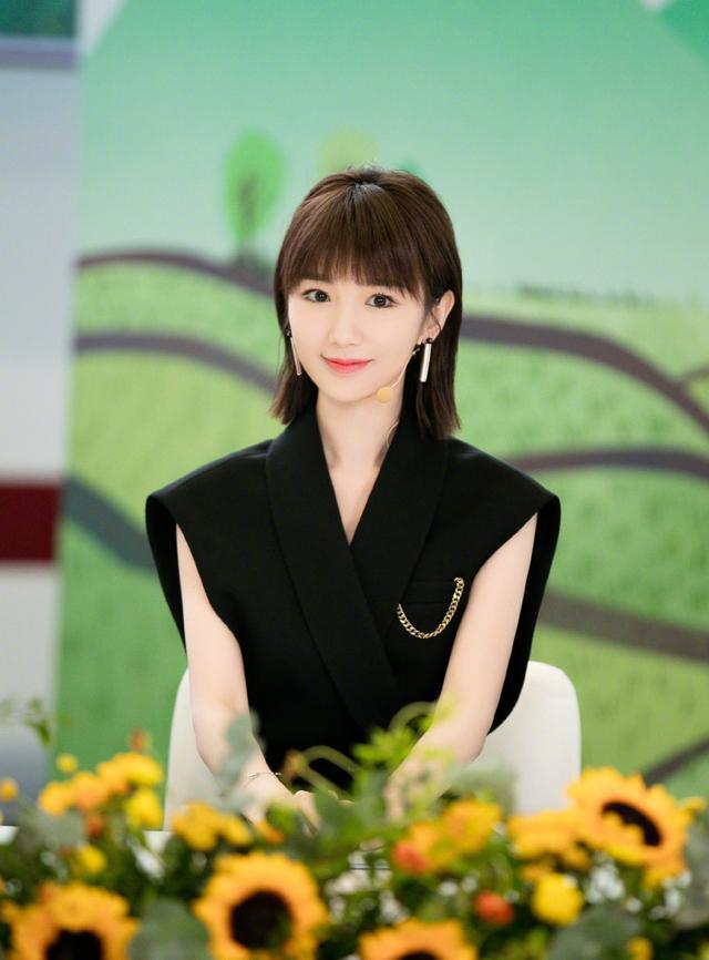 演三十而已钟晓芹她彻底大红穿无袖西装裙秀美腿利落有范