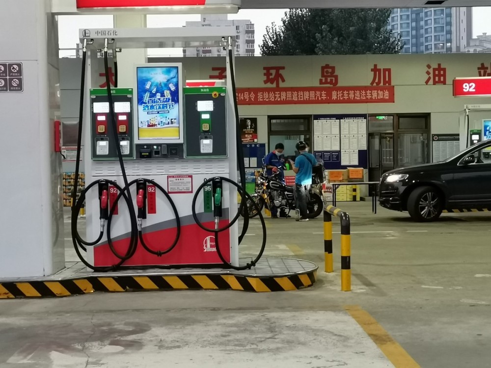 祁兴龙|“禁令”印发一周，仍有司机加油时玩手机