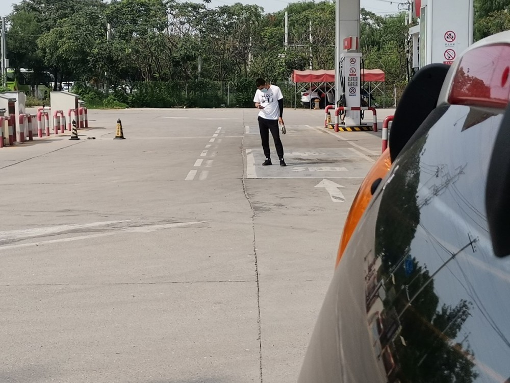 祁兴龙|“禁令”印发一周，仍有司机加油时玩手机