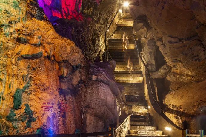 连接中洞与下洞的岩石中通道称之为"盘梯".