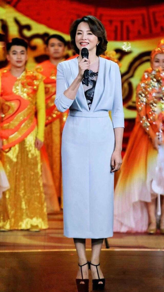 董卿出席电影首映礼穿短裤双手插兜真有气质不愧是央视一姐