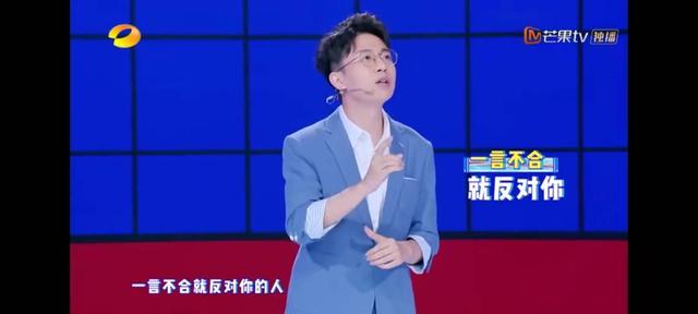 老师好》这个节目,一个哲学老师李浩然在开课之前,就问同学:身边有