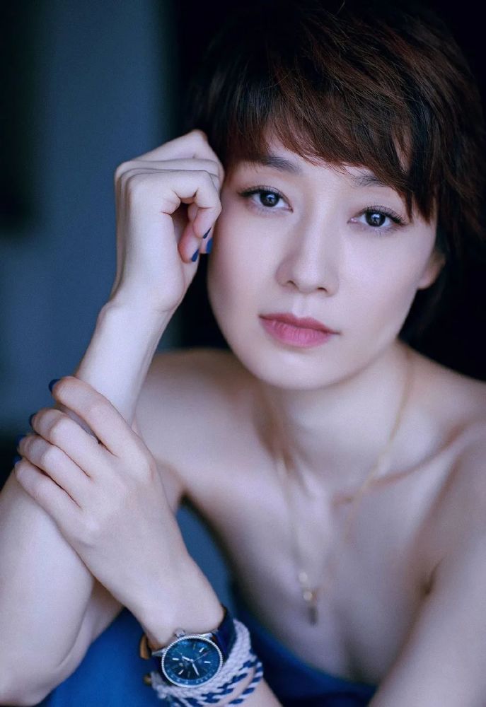 44岁马伊琍罕见穿抹胸装露事业线细腰长腿身材亮眼笑容很自信