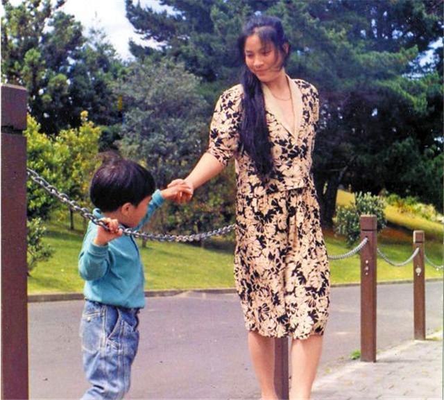 顾城|顾城杀妻13年后，儿子木耳未读过父母诗句，不知他们死亡真相