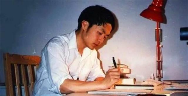 顾城|顾城杀妻13年后，儿子木耳未读过父母诗句，不知他们死亡真相