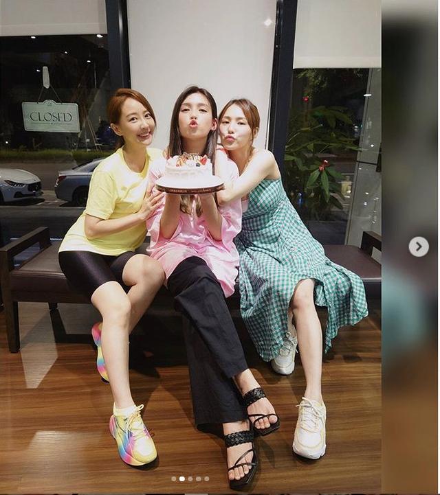 熊熊日前被爆和特斯拉男郑旭哲交往中,且已经有身孕,推算目前应该怀孕