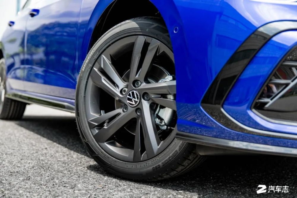 同事想买八代高尔夫r-line,我们直接去大众工厂看新车