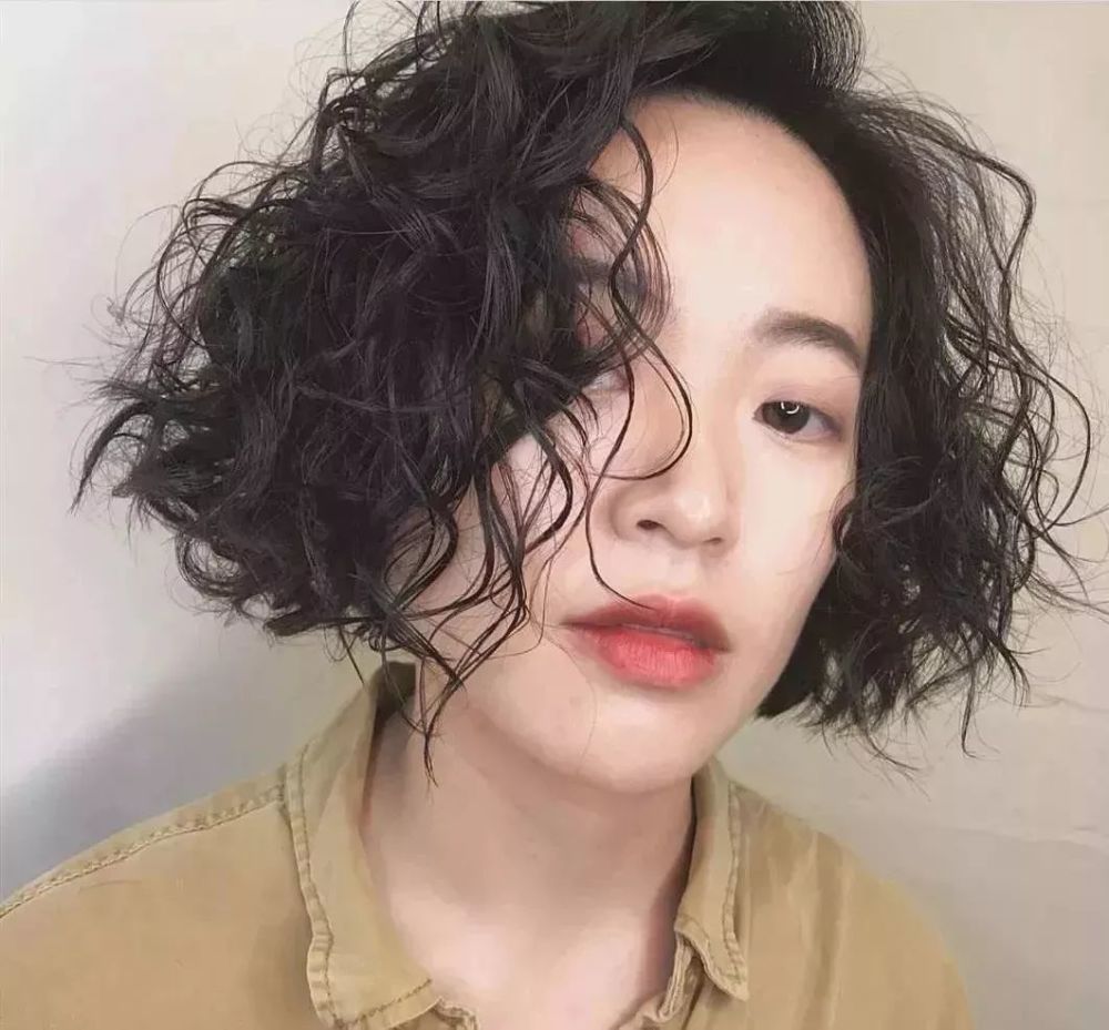 2021流行短发小爆卷