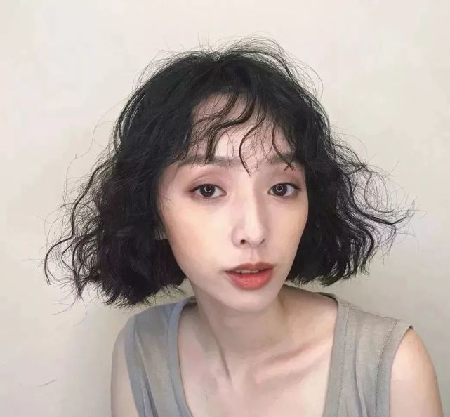 2021流行短发小爆卷