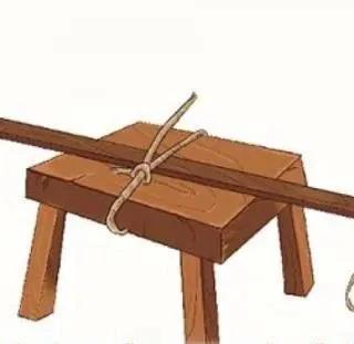 扁担偏要扁担绑在板凳上!