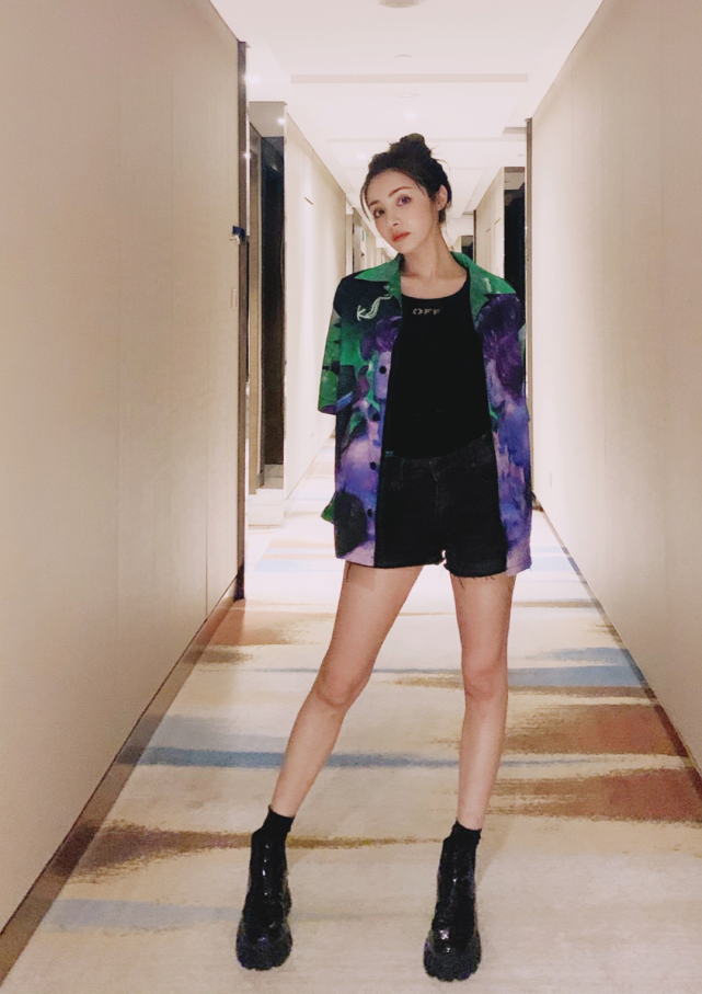 有种腿叫麦迪娜比鞋子还细的腿侧身被抓拍时差点消失了