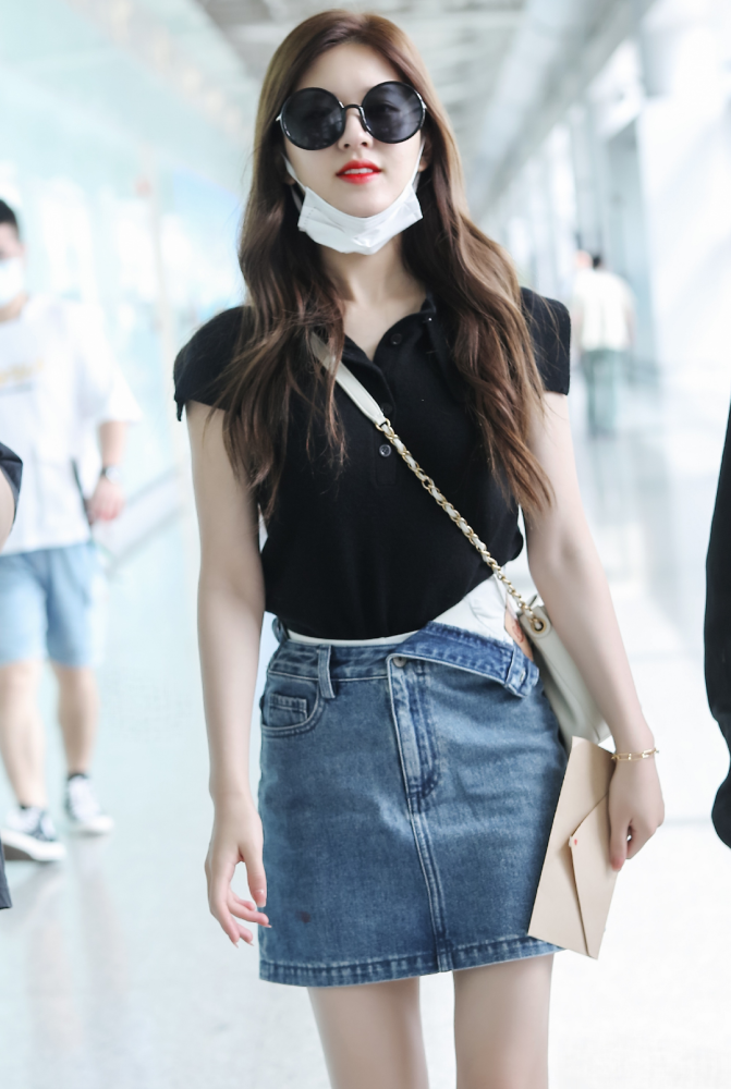 赵露思因腰太细,穿牛仔裙要把裤头折起一半,没想到潮成明星爆款