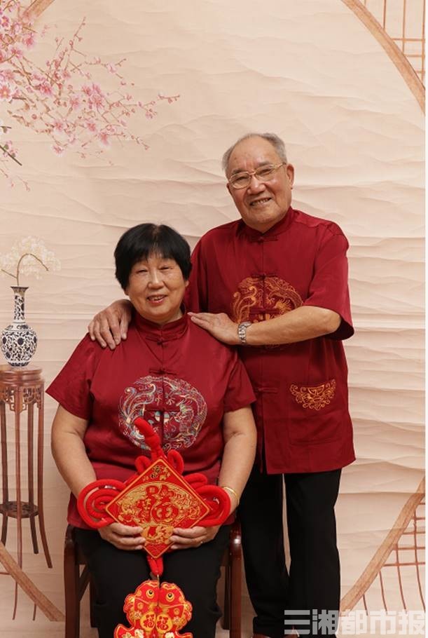 金婚,银婚,钻石婚……七夕前60对老人同拍婚纱照