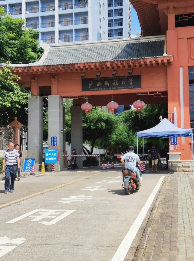 夫妇二人在广西民族大学宿舍楼家中遇害.  澎湃新闻记者 王万春