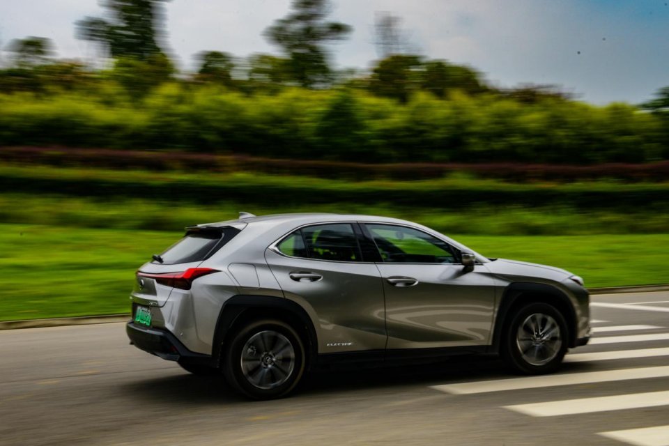 雷克萨斯触电首秀试驾ux300e