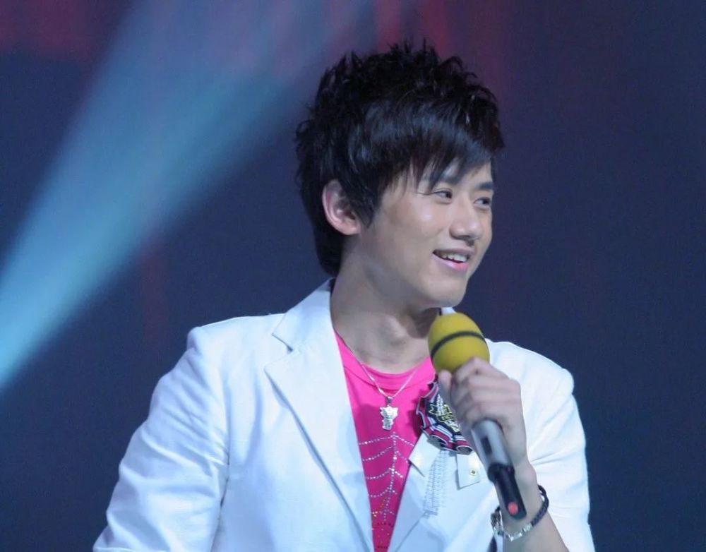 2008年,谢娜出演了张杰的新歌《明天过后》mv女主角,这个时候两人还没