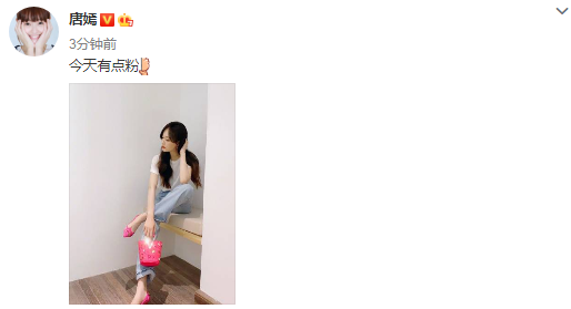 唐嫣|唐嫣晒老公罗晋视角照，打扮粉嫩美如少女，歪头摆弄秀发在线撩人