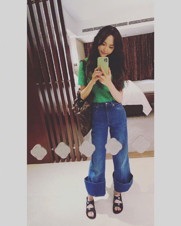 唐嫣|唐嫣晒老公罗晋视角照，打扮粉嫩美如少女，歪头摆弄秀发在线撩人