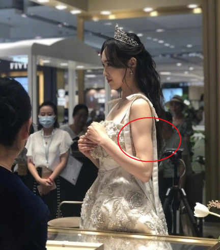 唐嫣|唐嫣晒老公罗晋视角照，打扮粉嫩美如少女，歪头摆弄秀发在线撩人