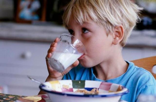 宝宝早餐先喝奶还是先吃饭?医生:顺序弄错了,影响肠胃健康