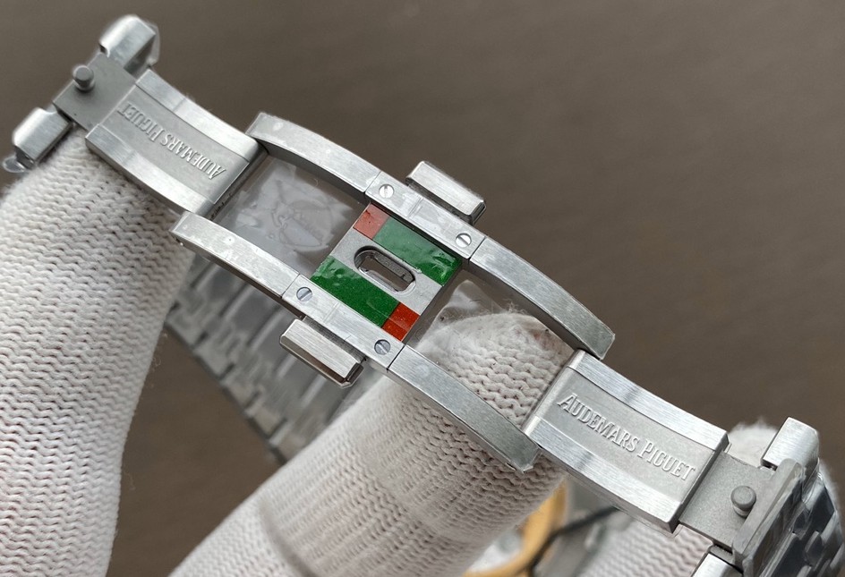 定制版表带,采用904l精钢打造,整体拉丝处理精细,贴合手腕的设计,佩戴